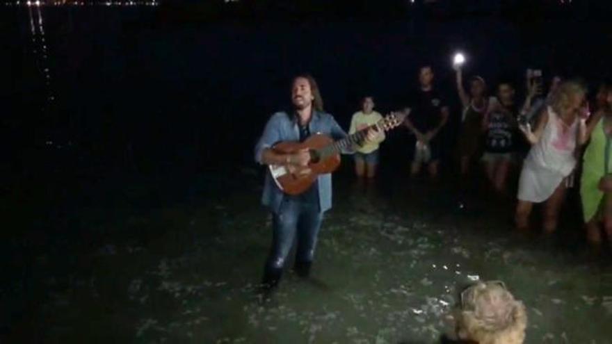 VÍDEO | Andrés Suárez traslada su concierto al mar y se da este chapuzón en O Grove