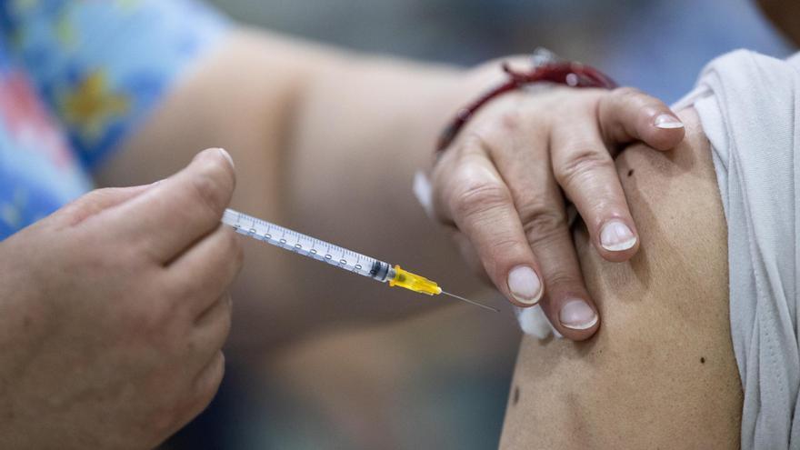 La vacuna ha evitado en esta ola 3.500 muertos en Asturias, sostiene Salud