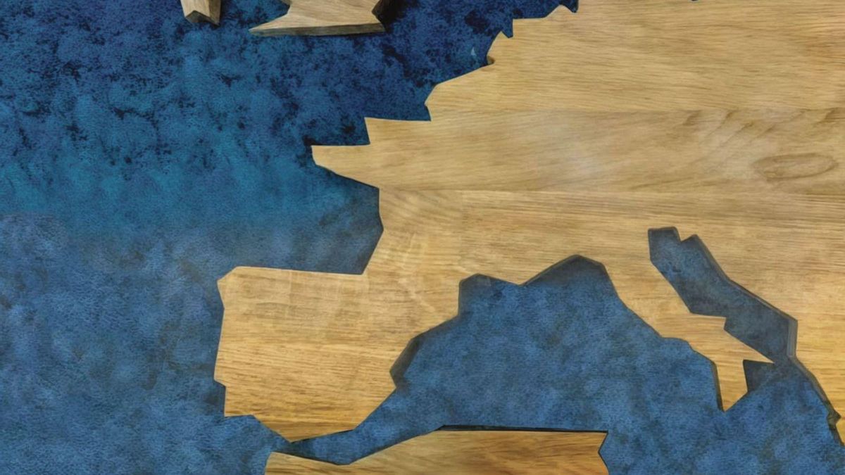 El aeropuerto de Palma consigue por fin expulsar a Mallorca del mapa. El mural expuesto en la terminal prescinde de la isla donde supuestamente se encuentra Son Sant Joan, objetivo cumplido.