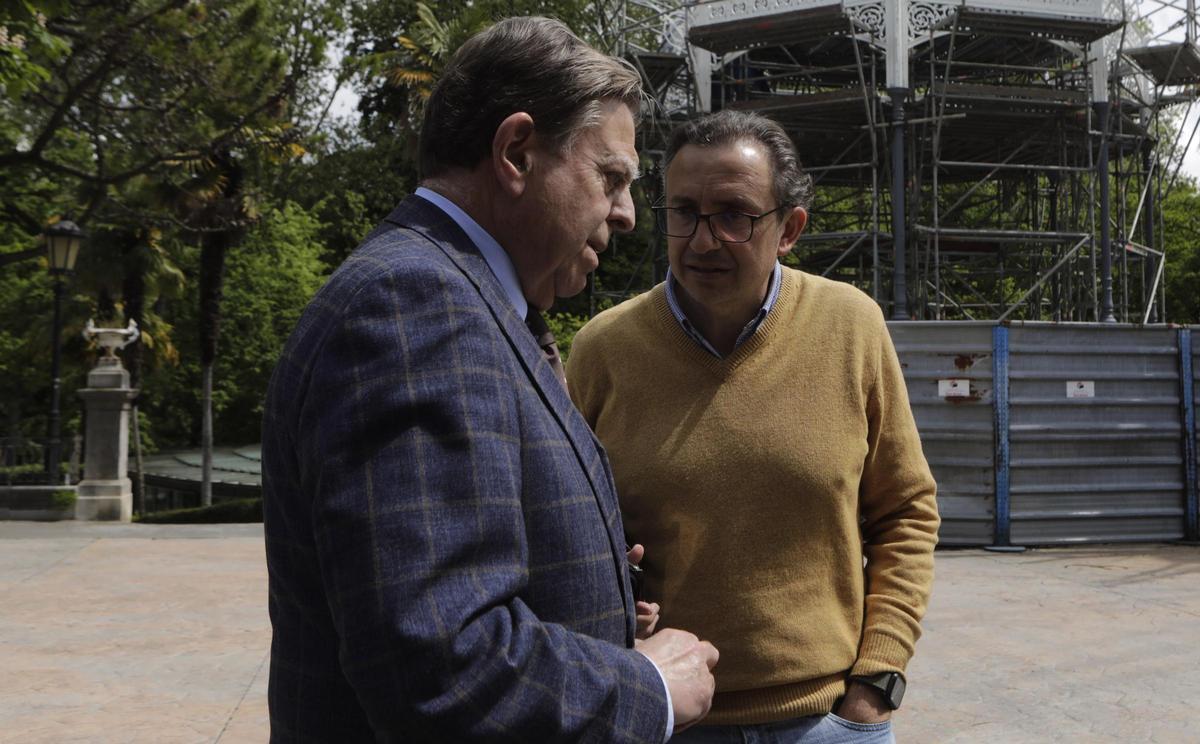 Canteli e Ignacio Morales durante una visita al kiosco del Bombé el pasado mandato.