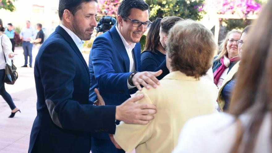 Héctor Suárez y Pablo Rodríguez saludan a unos vecinos antes de la presentación del proyecto