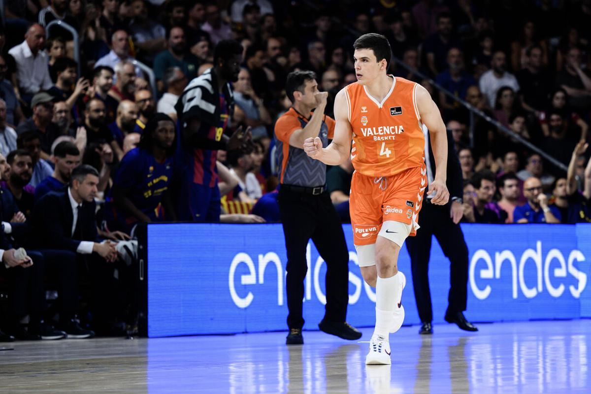Jaime Pradilla celebra una de las canastas del Valencia Basket en el Palau.