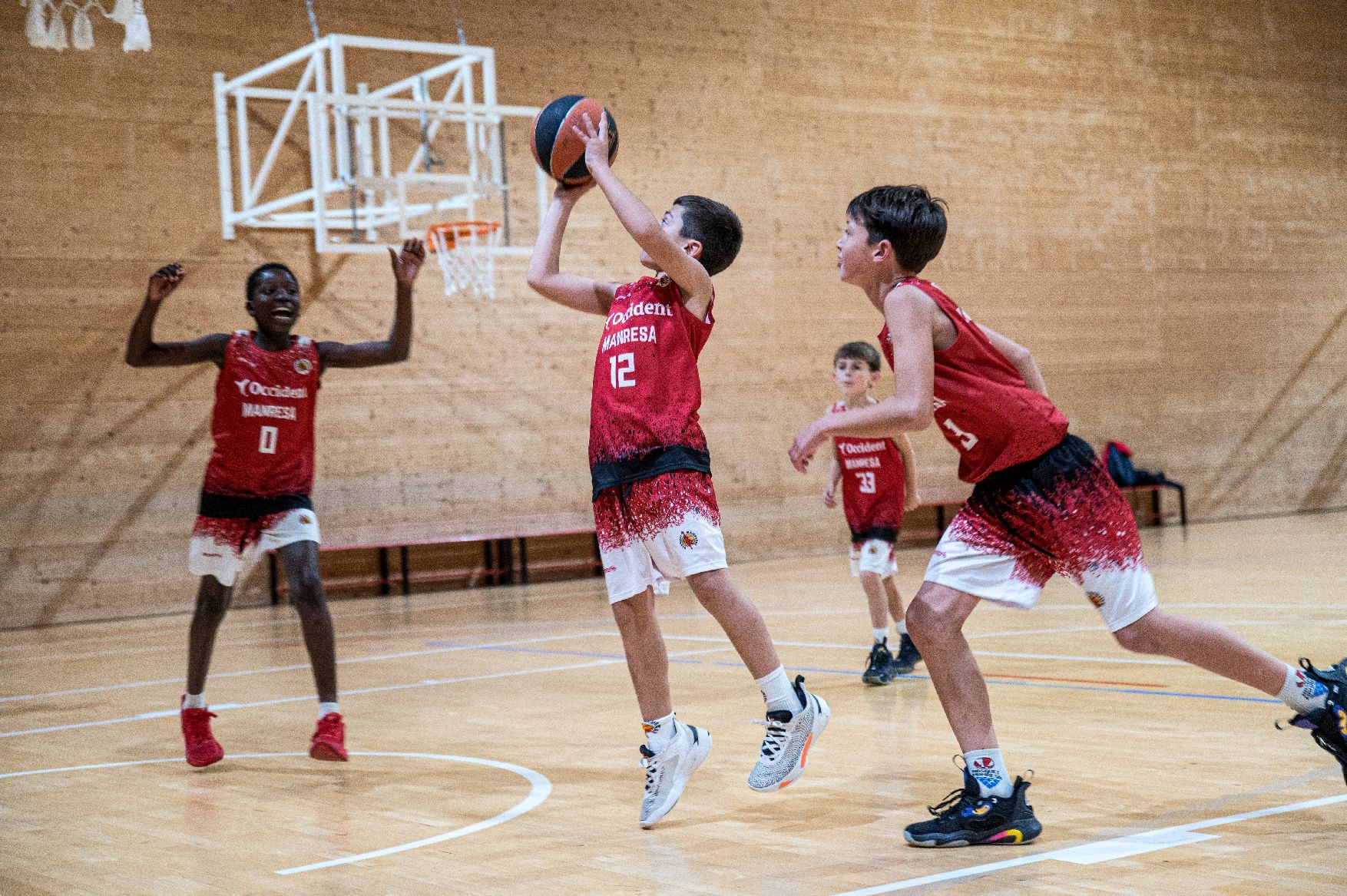 Imatges de la Festa de Nadal de la base del Bàsquet Manresa amb els jugadors del primer equip