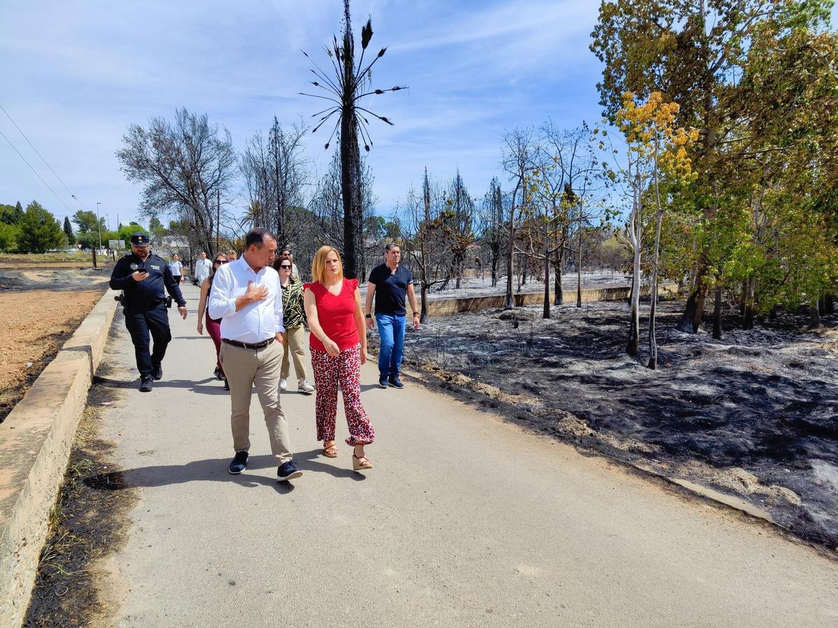 Pilar Bernabé visita la zona afectada por el fuego con el alcalde de Riba-roja, Robert Raga.