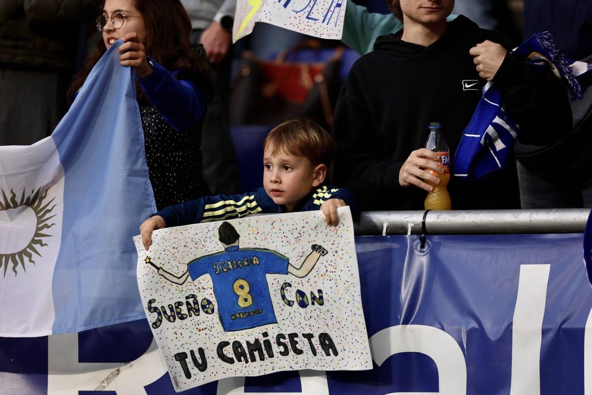 Un niño con un cartel solicitándole la camiseta a Santi Cazorla durante el Real Oviedo-Sevilla.