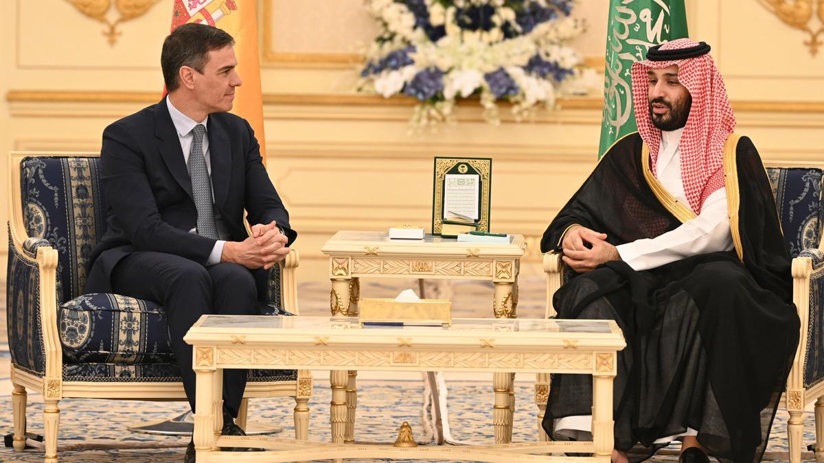El Presidente del Gobierno, Pedro  Sánchez, ha viajado esta tarde a Yeda, donde ha mantenido un encuentro con el  primer Ministro y Príncipe heredero de Arabia Saudí, Mohammed Bin Salman