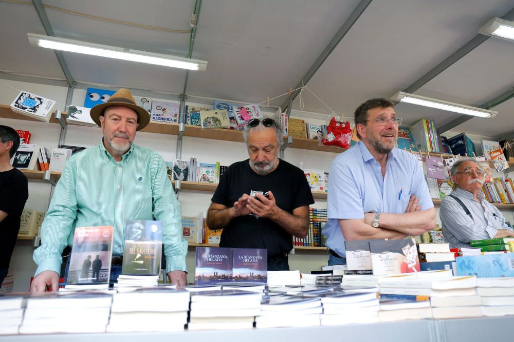 Último día de la 53.ª Feria del Libro de València celebrada en los jardines de Viveros.