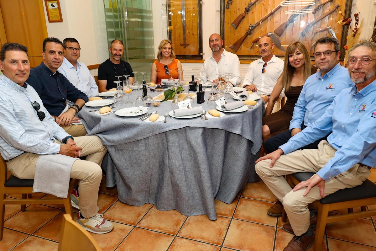 Daniel Úbeda, ejecutivo de Cuentas de INFORMACIÓN; Alberto Medina, responsable de Operaciones de Veolia; José Rico, concejal de Comercio y Hostelería de Castalla; Hilario  Calabuig, presidente del Consejo Regulador de la IGP Cerezas Montaña de Alicante; Victoria Ferrá, directora de Eventos de INFORMACIÓN; Jesús López, alcalde de Castalla; Daniel Coloma, gerente territorial de Veolia en la zona de Alicante Centro; María Magdalena Berenguer, vicealcaldesa de Castalla; junto a Pablo Alcalde y Miguel Pérez, CEO y proyectista de Exposervi.