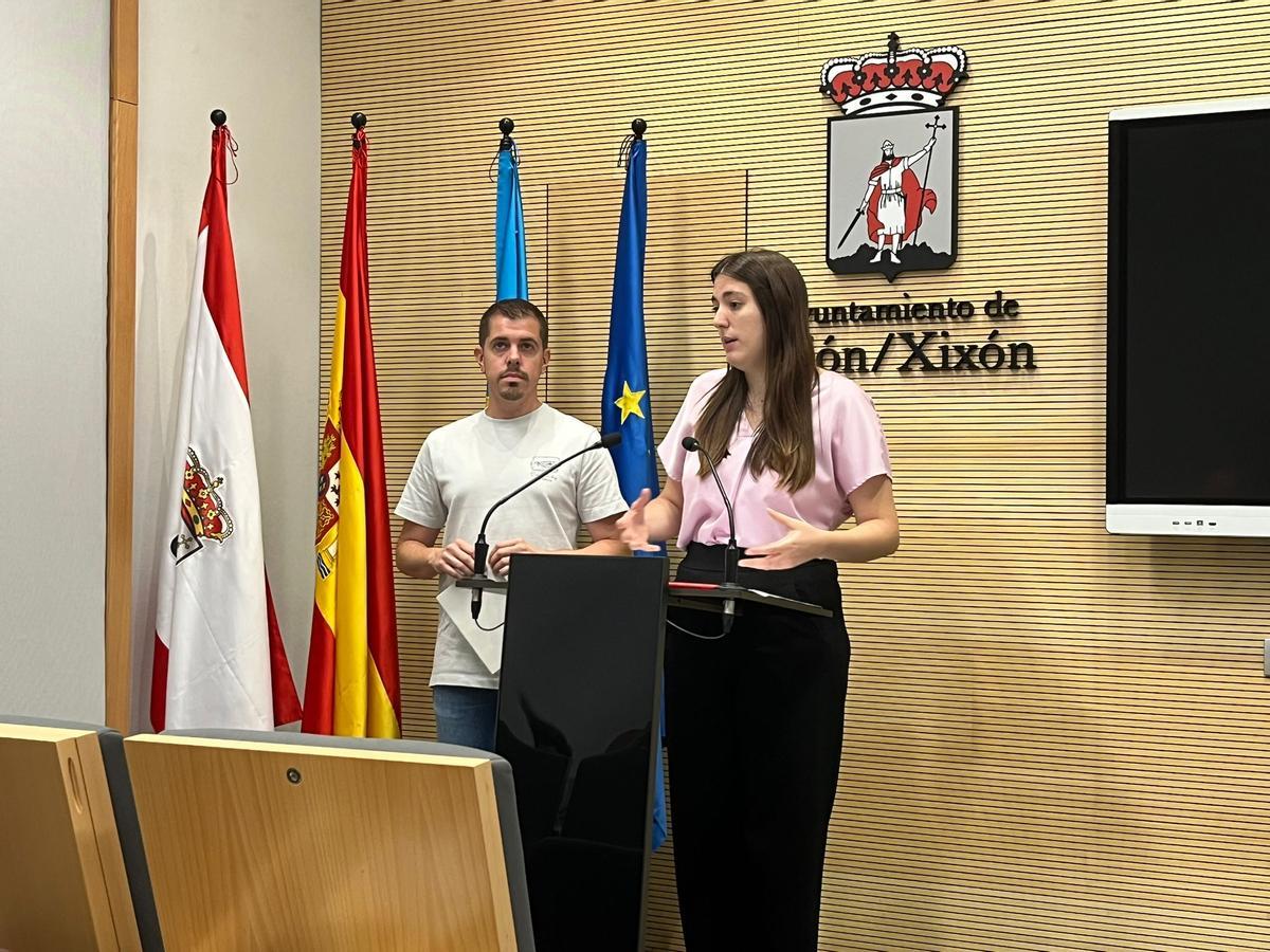 Javier Suárez Llana, portavoz de IU, y Olaya Suárez, portavoz de Podemos