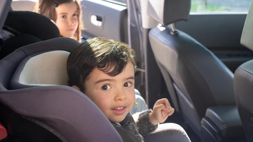 Menores en el coche: ¿a qué edad pueden ir en el asiento delantero?