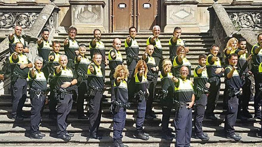 Part dels membres de la plantilla de la Policia Municipal d&#039;Olot en una activitat de beneficència.