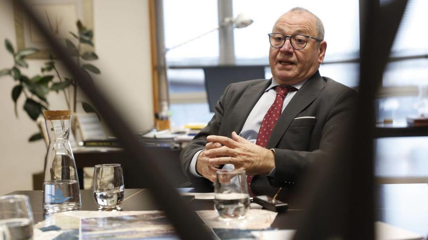 Santiago Rodríguez Vega, en su despacho en la sede de la Autoridad Portuaria en un momento de la entrevista. | MIKI LÓPEZ