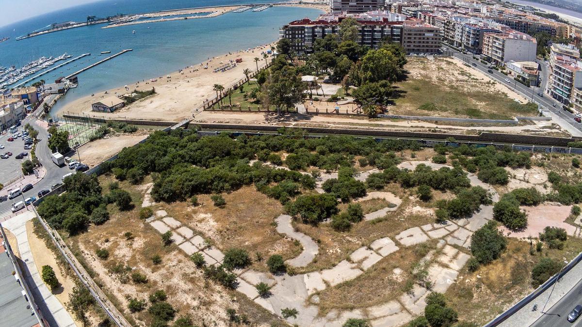 Imagen aérea de la parcela del campico San Mamés en la que están previstos tres rascacielos. Al lado la parcela de Doña Sinforosa donde se ubicarían otros dos