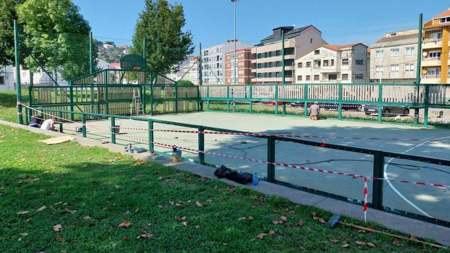 Renovación del cierre de la pista de As Lagoas y colocación de la torreta del campo de Beluso