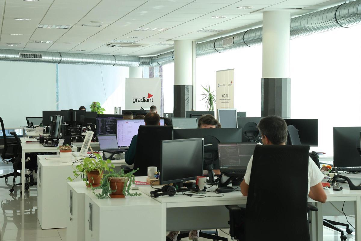 Profesionales trabajando en el centro tecnologico Gradiant, en Vigo