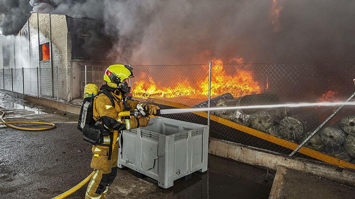 El humo sobre San Vicente del Raspeig fue visible a kilómetros el día del incendio. | INFORMACIÓN