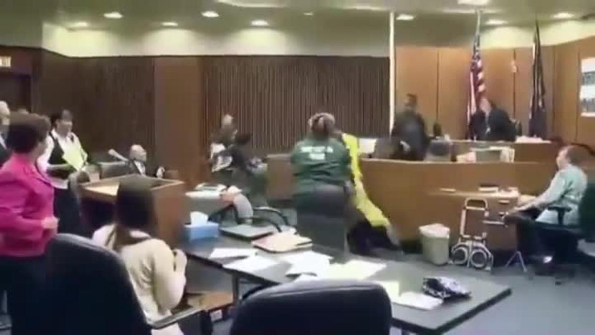 Un padre golpea al asesino de su hija durante el juicio en el Tribunal de Detroit.