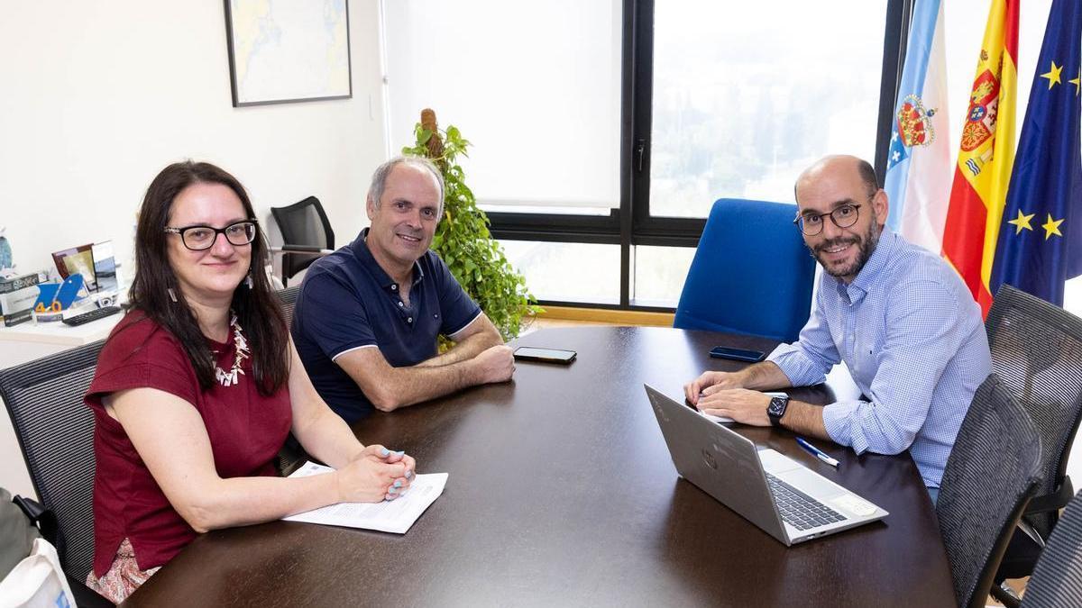 Un momento de la reunión entre el director xeral y responsables de la Cofradía.