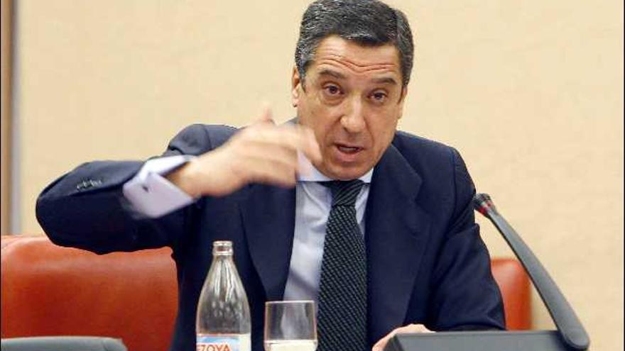 El portavoz del PP, Eduardo Zaplana, durante su intervención en la reunión de la Diputación Permanente del Congreso que hoy ha rechazado la petición de los populares para que se convocara un pleno extraordinario antes de la disolución de las Cortes en el que la Cámara instara al Gobierno a ilegalizar ANV y PCTV por vulnerar la Ley de Partidos.