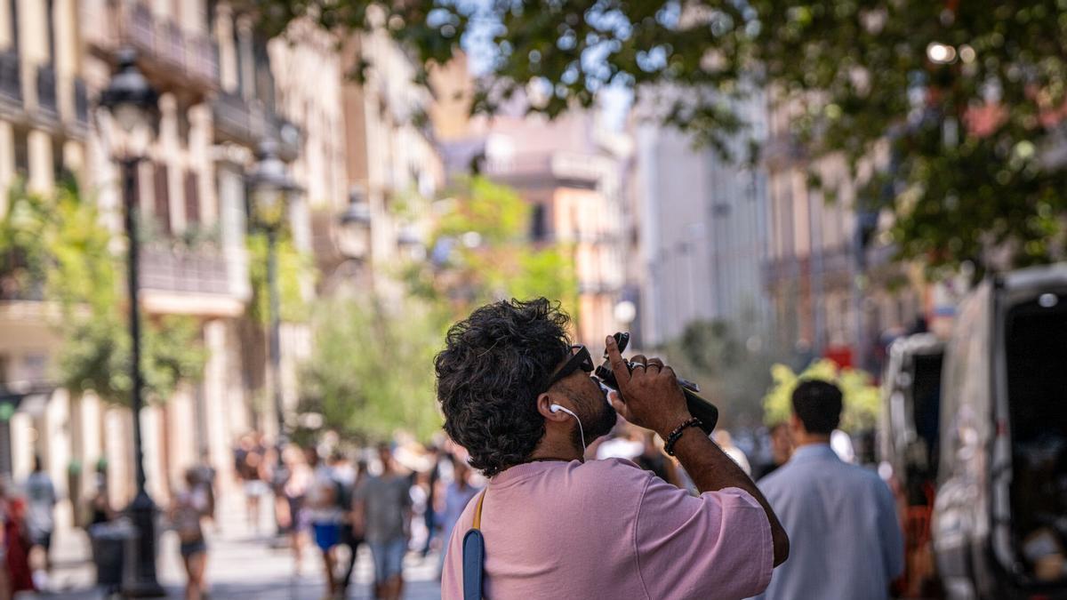 Ambient de calor al centre de Barcelona durant una jornada marcada per les altes temperatures.