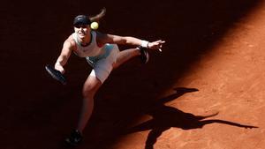 La tenista española Paula Badosa devuelve la pelota a su compatriota Jessica Bouzas durante el partido de la ronda de 128 del Mutua Madrid Open de Tenis disputado este miércoles en el Manolo Santana Stadium de la Caja Mágica