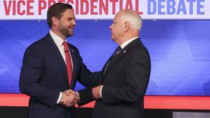 JD Vance (i) estrecha la mano de Tim Walz (d) antes del debate entre candidatos a vicepresidente de los EEUU.