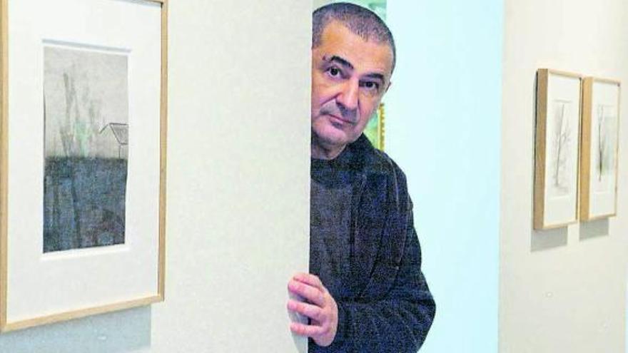 Miguel Galano, ayer, en el Museo Nicanor Piñole, al lado de una de las obras de su exposición.