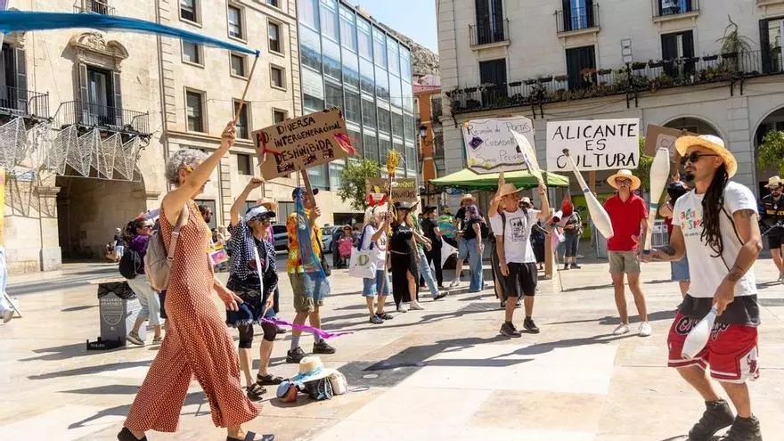 Así ha sido la concentración de Alacant Desperta bajo el lema "La cultura es un derecho"