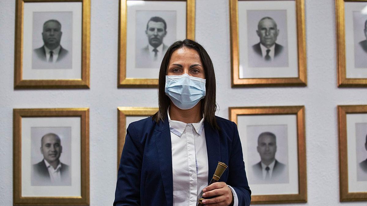 María Esther Morales Sánchez, nueva alcaldesa de El Tanque, ayer junto a los retratos de algunos de sus predecesores en el cargo. | | CARSTEN W. LAURITSEN