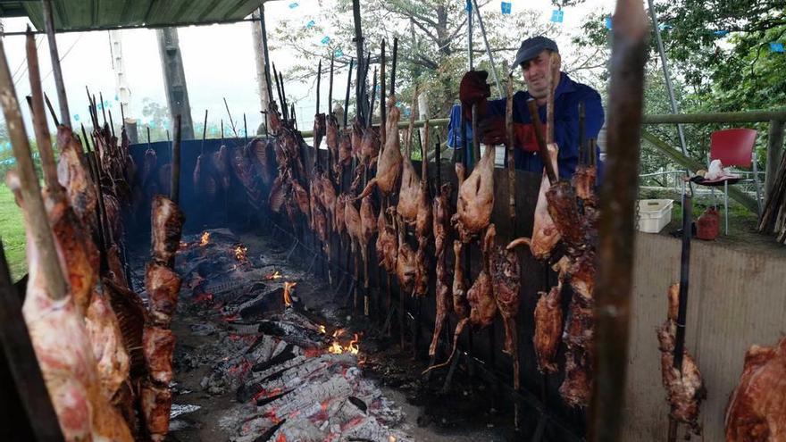 Un asador culminaba ayer la preparación de los corderos a la estaca en Brañella.