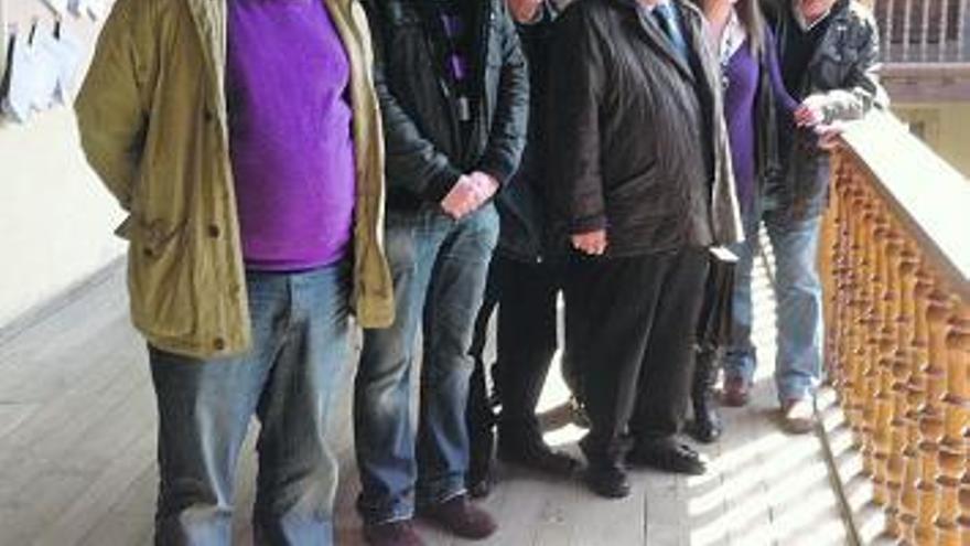 Los concejales, con simpatizantes, ayer en Cangas del Narcea.