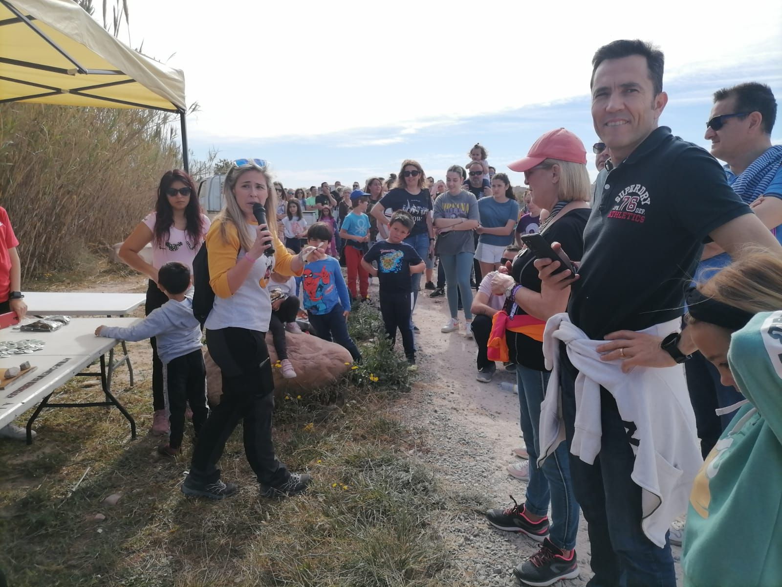 Niños y niñas de Canet d'En Berenguer plantan árboles en el rio Palancia