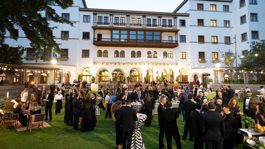 Iberostar Heritage Grand Mencey conmemora su 75 Aniversario por todo lo alto: más de 140 invitados reviven la elegancia de los años 50 en una gran fiesta histórica