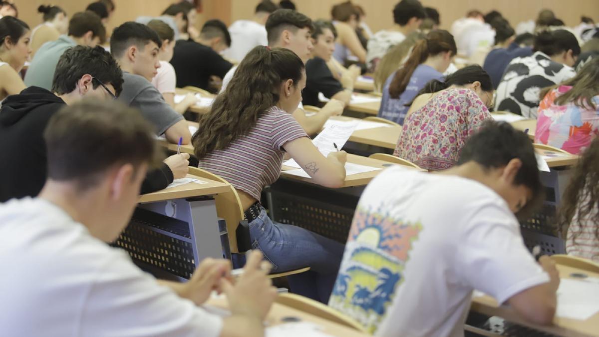 Estudiantes se examinan de las pruebas de Selectividad el pasado mes de junio en Córdoba.