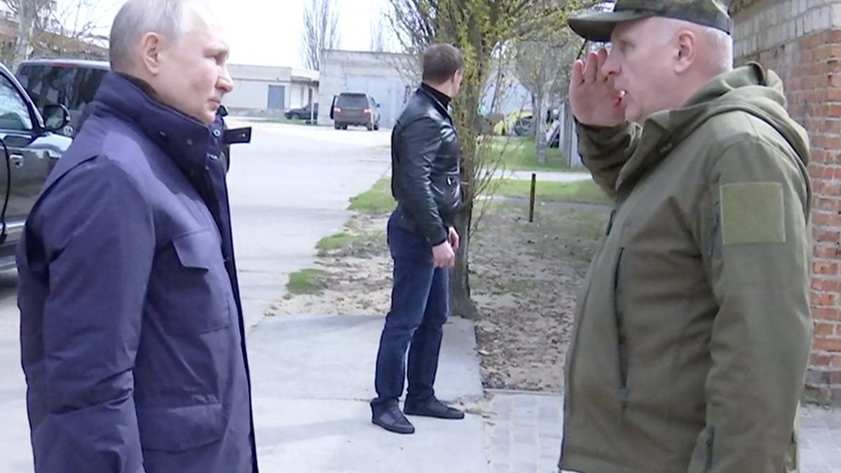 Putin visita los cuarteles centrales en Jersón y Lugansk