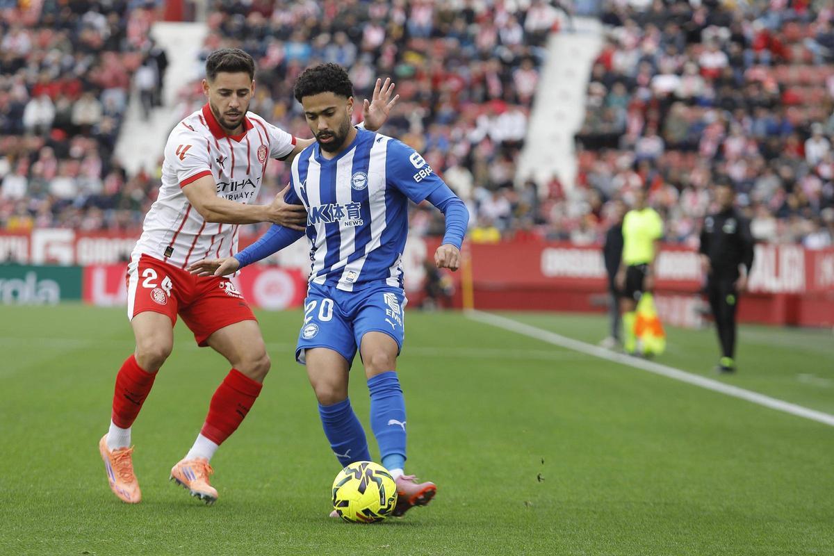 Àlex Moreno pressiona Calebe durant el partit contra l'Alabès a Montilivi