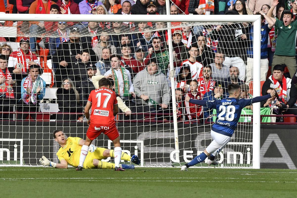 ALMERÍA (ESPAÑA), 11/02/2023.- El delantero del Betis Rodri (d) celebra su gol ante el guardameta de la UD Almería Fernando Martínez (i) durante el partido correspondiente a la jornada 21 de LaLiga Santander que se disputa este sábado en el Power Horse Stadium de Almería. EFE / Carlos Barba