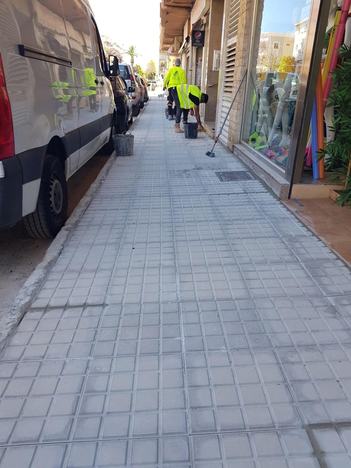 Las obras de mejora de las aceras del barrio del Saladar