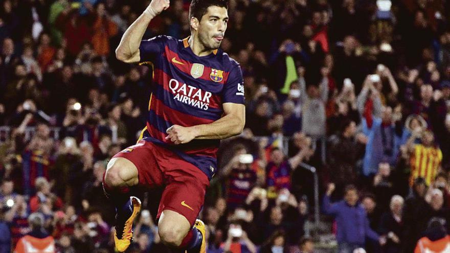 Luis Suárez celebra uno de sus goles al Sporting.