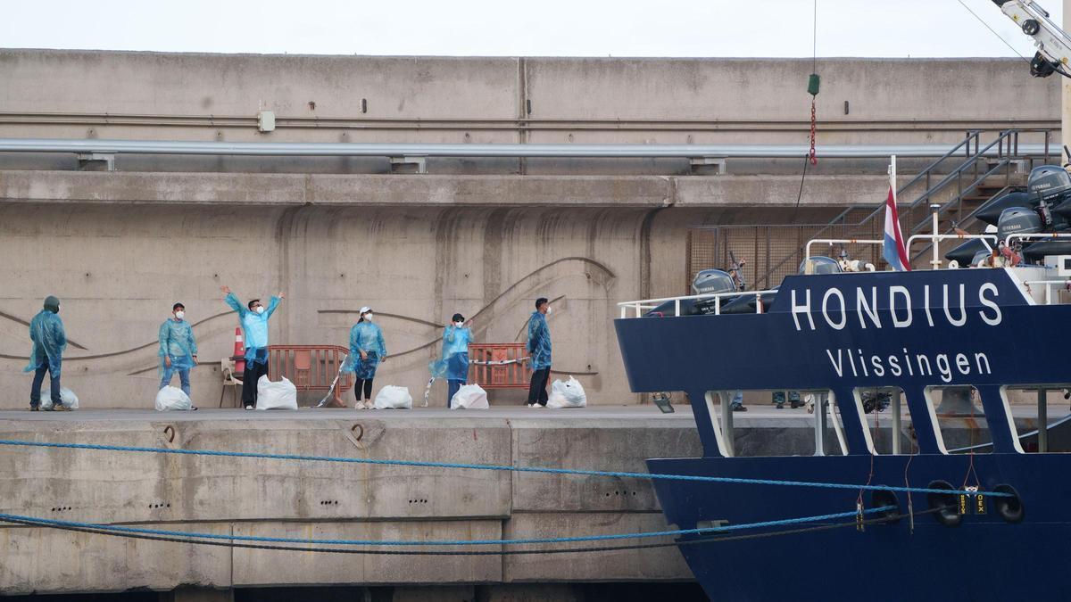 Imágenes del desembarco de pasajeros del buque 'MV Hondius'