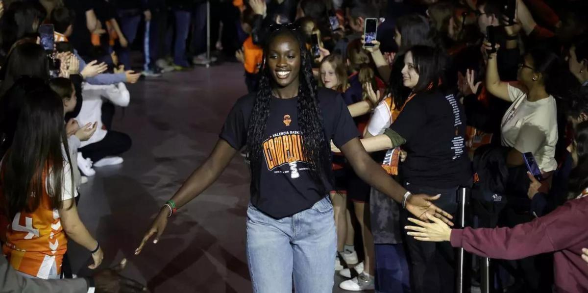 Awa Fam, amb el València Basket