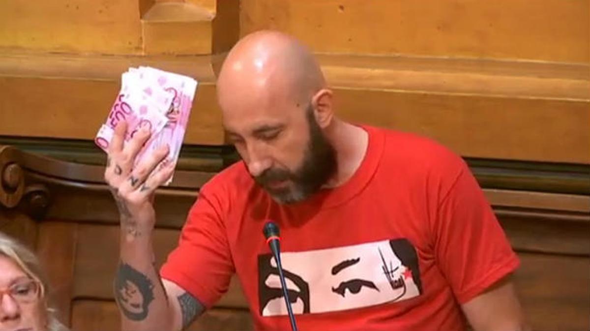 El regidor de la CUP Josep Garganté llança bitllets falsos a la bancada del PP, Ciutadans i CiU.