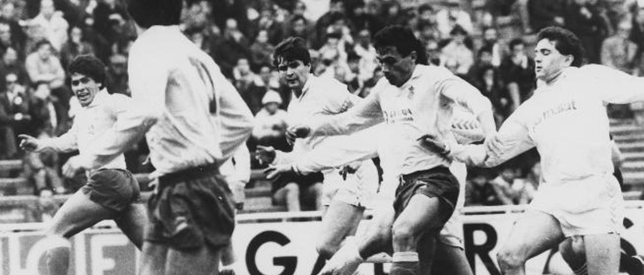 &#039;Lalo&#039; Dajka conduce el esférico en el Bernabéu entre Camacho y Gordillo, en la campaña del descenso 1987-88.