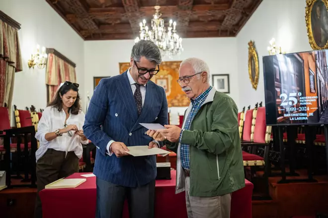 Presentación de los sellos conmemorativos por el aniversario de la declaración de La Laguna como Patrimonio de la Humanidad