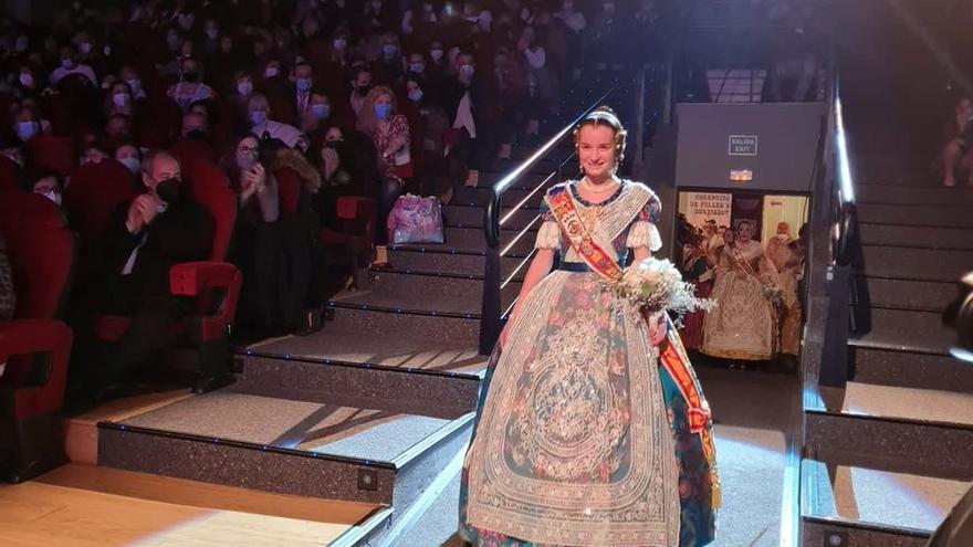 Subida de una fallera mayor infantil al escenario (falla Plaça del Pouet)