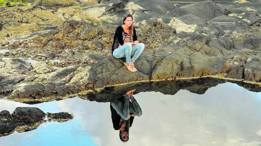 Iris Carballo Déniz esta semana frente al mar en Arucas, en la isla de Gran Canaria.