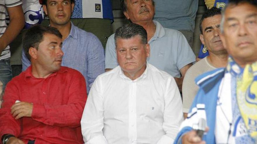 Valentín Botella, flanqueado ayer por dos amigos en las gradas del estadio Cartagonova.