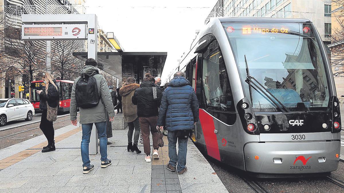 Varios usuarios accediendo al tranvía en la parada del paseo Independencia.