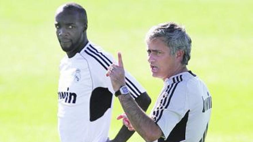 Mourinho hace una indicación en el entrenamiento de ayer, al lado de Lass.