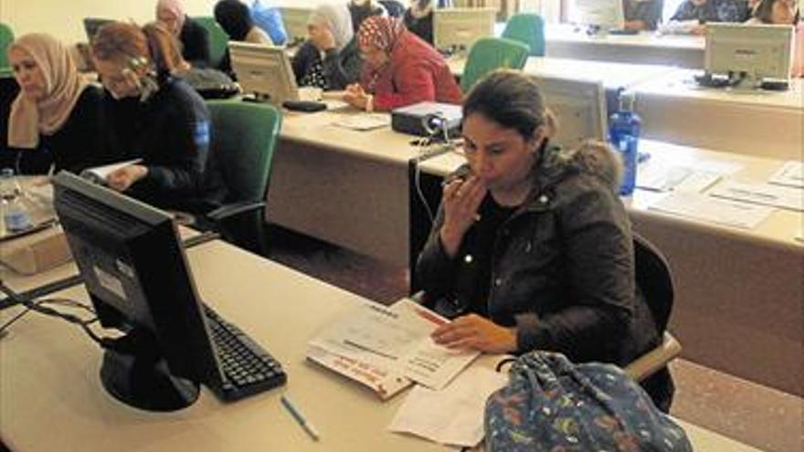 Vila-real reubica el Aula Mentor en la sala de informática de Caixa Rural